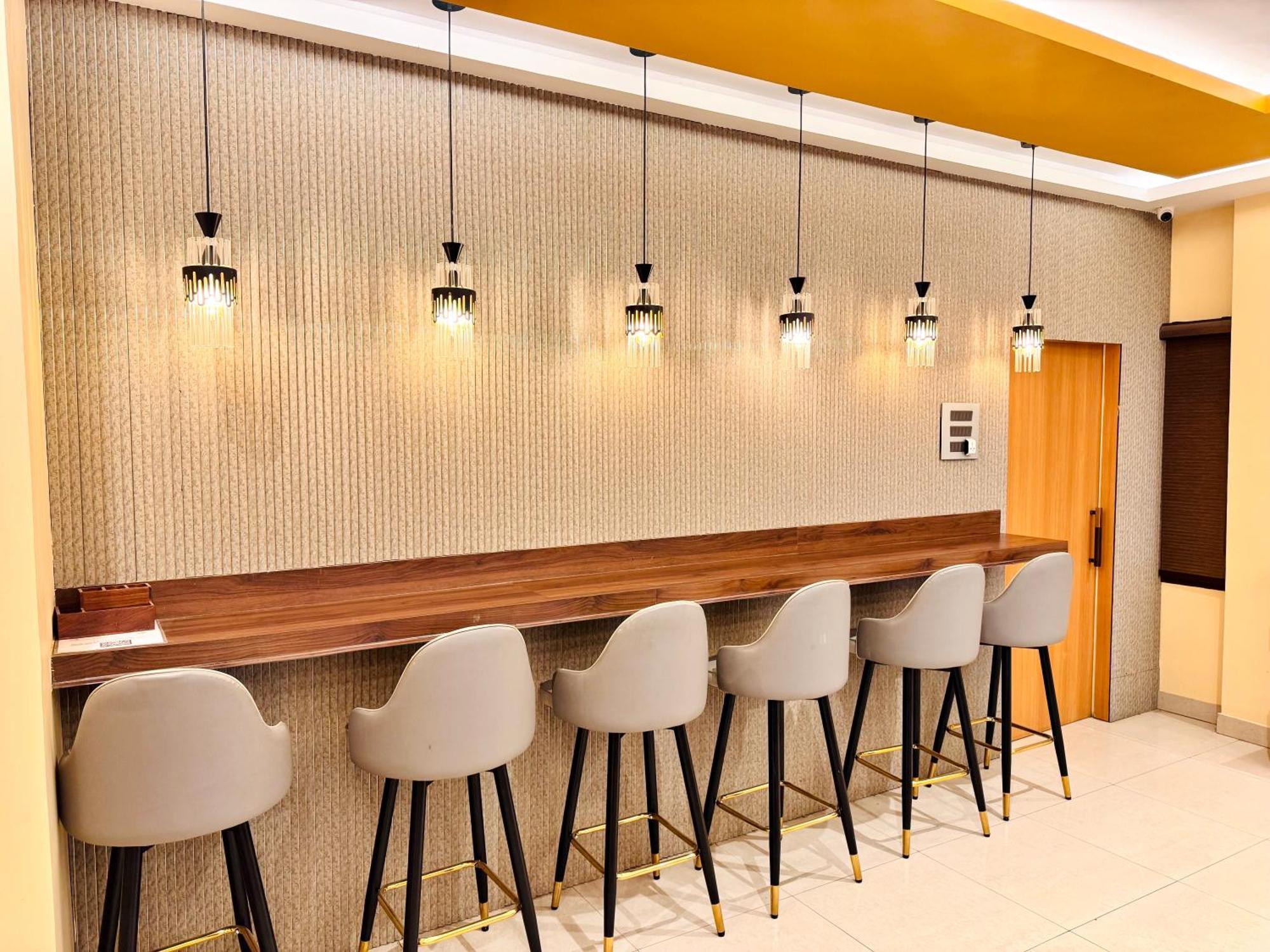 Hotel B K R Гувахати Экстерьер фото